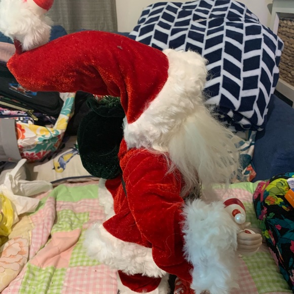 New Santa Carrying His Bag While Holding A Strand Of Garland - Picture 6 of 6